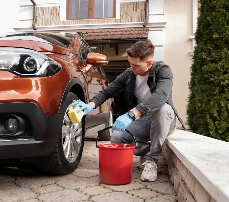 Lavage auto à domicile Fontaine-la-Mallet : professionnel intervenant sur un véhicule